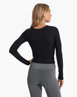 Long Sleeve Cove Twist Tee | Black -Chic Warp Sales VW1114BLK SP23 W ECOMM TOPS 2545 DETAIL 1x1 2d82e145 bc5a 41f9 af8d 0d1a257a4186