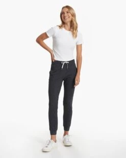 Pose Fitted Tee | White 12 Pose Fitted Tee | White -Chic Warp Sales VW169WHT 23SP W ECOMM TOPS FULL ALT 3