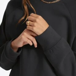 Restore Oversized Crew | Washed Black -Chic Warp Sales VW265WBL FA22 W ECOMM 01671 Retouch