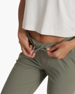 Miles Ankle Pant | Pistachio 14 Miles Ankle Pant | Pistachio -Chic Warp Sales VW404PSO SP23 W ECOMM PANTS 4014 BOTTOM 1x1 6cd382b5 e2c2 4900 bc3b 942072e0a411